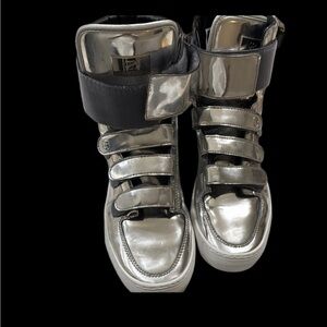 Silver Reflective three-quarter shoe
